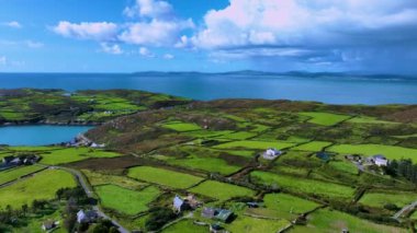 Bu nefes kesici hava manzarası çevresindeki büyüleyici kıyı manzaralarıyla birlikte çarpıcı yeşil alanlar sergiliyor. Hava görüntüsü yeşil alanların okyanus ufkuyla buluştuğunu gösteriyor.