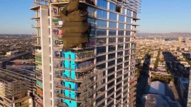 Çağdaş bir gökdeleni süsleyen büyüleyici ve çarpıcı bir şehir sanat tesisi görüntüsü. Los Angeles City 'nin iş merkezi, Golden Sunrise, ABD. Yüksek kalite 4k görüntü
