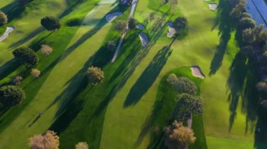 Hava 4k. Bu video, manikürlü yeşillikler ve manzaralı görüntülerle güzel bir golf sahasının çarpıcı hava manzarasını gösteriyor. Los Angeles, ABD. Yüksek kalite 4k görüntü