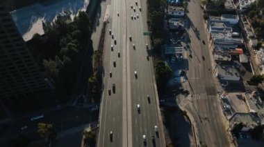Bu video, ABD-101 otobanının araçlarla dolu nefes kesici hava manzarasını, trafiğin dinamik akışını ve günlük hayatın ritmini yansıtıyor. Los Angeles, Kaliforniya, ABD. Yüksek
