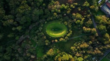 Yukarıdan aşağıya. Liss Ard Kır Evi 'ndeki Gökyüzü Bahçesi Tepesi' nin atmosferik ve manzaralı görüntüleri. Arkeolojik kavramlar ve binalar. Liss Ard Kır Evi 'ndeki Gökyüzü Bahçesi. Russagh, Co.