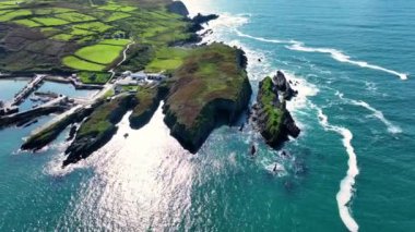 Baltimore Co Cork açıklarındaki Cape Clear Adası Körfezi sıcak ve güneşli bir öğleden sonra. Yüksek kalite 4k görüntü