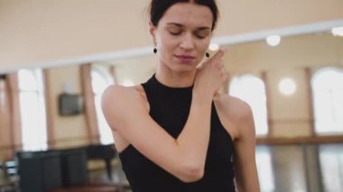 Dans stüdyosundaki profesyonel balerin kadın portresi. Bale sınıfı eğitimi. Bale okulu konsepti. Büyük pencereli bir dans salonunda dönen bir balerin. Ağır çekim. Yüksek kalite FullHD