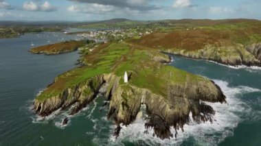 Baltimore Beacon 'ın ve Baltimore Coast Cork Ireland' ın kıyı uçurumlarının hava görüntüleri. Güzel bir yer. Baltimore Beacon 'da gün batımında. Güney Batı Cork. Baltimore Beacon, uyarının bir parçası