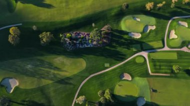 Hava 4k. Bu video, doğal güzellikle atletik aktiviteyi harmanlayan yemyeşil ve ağaçlı manzaralı bir golf sahasını gösteriyor. Lakeside Golf Kulübü. Universal City, Los Angeles, ABD