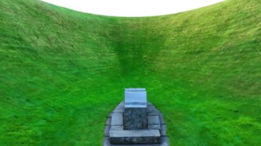 Liss Ard Kır Evi 'ndeki Gökyüzü Bahçesi Tepesi' nin atmosferik ve manzaralı görüntüleri. Peyzaj tasarımı, yerde büyük bir delik, büyük bir çukur, mat çukuru. Arkeolojik kavramlar ve binalar. Şey...