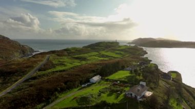 İrlanda, County Cork 'taki Baltimore Beacon' ın Hava Görüntüsü. Güzel Atlantik kıyısında gün batımı. Gün batımında deniz feneri. Günbatımında okyanusun arka planında beyaz deniz feneri. Kayalık yer