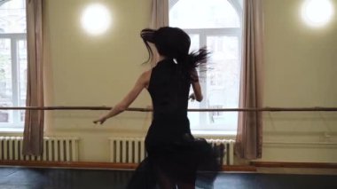 Baş balerin, bale salonunun ortasında dairesel hareketler sergiliyor. Güzel dans figürleri gösteriyor. Zarif balerin büyük bir salonda klasik balerin unsurlarıyla dans eder. Dans stüdyosu