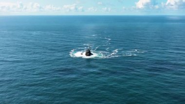 Havadan. Fastnet deniz fenerinin üstünde. Okyanusun ortasında inanılmaz bir deniz feneri. Deniz feneri suda duruyor. Okyanustan yükselen bir deniz feneri. Üzerinde durduğu mucize bir bina.