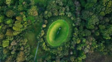 Üstü açık. Liss Ard Kır Evi 'ndeki Gökyüzü Bahçesi Tepesi' nin atmosferik ve manzaralı görüntüleri. Arkeolojik kavramlar ve binalar. Liss Ard Kır Evi 'ndeki Gökyüzü Bahçesi. Russagh, Co.