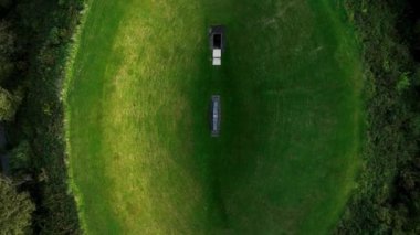 Dairesel. Liss Ard Kır Evi 'ndeki Gökyüzü Bahçesi Tepesi' nin atmosferik ve manzaralı görüntüleri. Fedakârlıklar için bir masa. Kelt ayinleri. Arkeolojik kavramlar ve binalar. Gökyüzü Bahçesi
