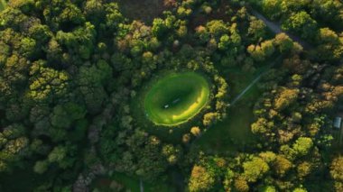 Yukarıdan aşağıya. Liss Ard Kır Evi 'ndeki Gökyüzü Bahçesi Tepesi' nin atmosferik ve manzaralı görüntüleri. Arkeolojik kavramlar ve binalar. Liss Ard Kır Evi 'ndeki Gökyüzü Bahçesi. Russagh, Co.