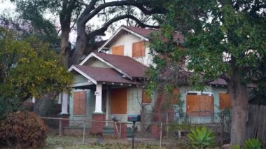 Pasadena, Kaliforniya 'da tarihi bir ev. 10 Ocak 2025' te ele geçirildi. Pencereleri ve kapıları yangınlara karşı güvenli bir şekilde kapatıldı. Olgun ağaçlar ve çitlerle çevrili