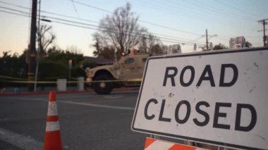 10 Ocak 2025 'te Pasadena, Kaliforniya' da askeri araç olarak ön planda belirgin bir 