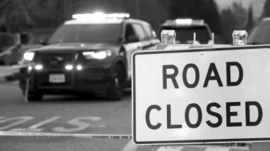 Siyah ve Beyaz. Pasadena, Kaliforniya 'da 10 Ocak 2025' te yakalanan ve ışıkları yanıp sönen kolluk kuvvetleri araçları tarafından uygulanan yol kapanışının ayrıntılı bir sahnesi. 