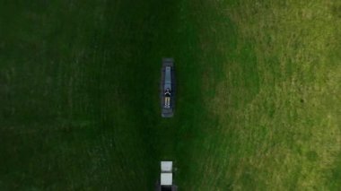 Dairesel. Liss Ard Kır Evi 'ndeki Gökyüzü Bahçesi Tepesi' nin atmosferik ve manzaralı görüntüleri. Fedakârlıklar için bir masa. Kelt ayinleri. Arkeolojik kavramlar ve binalar. Gökyüzü Bahçesi