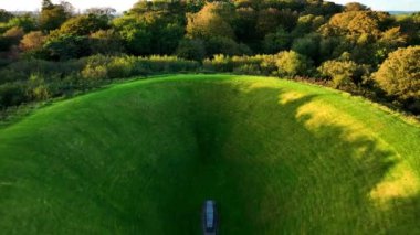 Liss Ard Kır Evi 'ndeki Gökyüzü Bahçesi Tepesi' nin atmosferik ve manzaralı görüntüleri. Peyzaj tasarımı, yerde büyük bir delik, büyük bir çukur, mat çukuru. Arkeolojik kavramlar ve binalar. Şey...