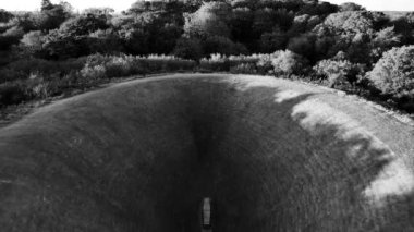 Liss Ard Kır Evi 'ndeki Gökyüzü Bahçesi Tepesi' nin atmosferik ve manzaralı görüntüleri. Peyzaj tasarımı, yerde büyük bir delik, büyük bir çukur, mat çukuru. Arkeolojik kavramlar ve binalar. Şey...