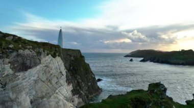 Hava 4k. Baltimore Beacon, Güney Batı Cork 'ta gün batımında. Baltimore Beacon, İrlanda 'daki County Cork limanının girişinde beyaz boyalı taş kule.