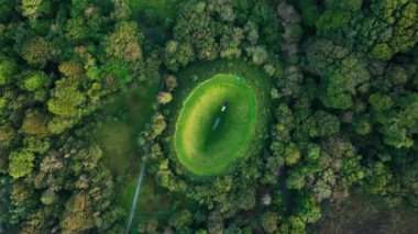 Üstü açık. Liss Ard Kır Evi 'ndeki Gökyüzü Bahçesi Tepesi' nin atmosferik ve manzaralı görüntüleri. Arkeolojik kavramlar ve binalar. Liss Ard Kır Evi 'ndeki Gökyüzü Bahçesi. Russagh, Co.