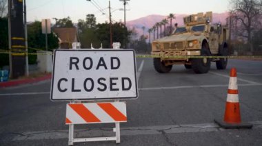 Pasadena, Kaliforniya 'daki bir yol, dağlardaki yangınlar nedeniyle 