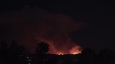 10 Ocak 2025 'te Palisades, Kaliforniya yakınlarındaki tepelerde büyük bir yangın çıktı. Sherman Oaks 'taki bir alışveriş merkezinden çekilen bu dramatik sahne,