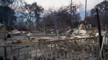 Pasadena, California 'da çıkan yangından sonra. Kömürleşmiş bir manzaranın korkunç sonuçlarını gösteren vahşi bir yangından rahatsız edici bir görüntü. 9 Ocak 2025 'te bu video çekildi.