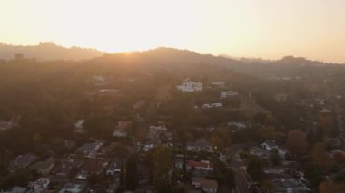 Nefes kesici ve pitoresk bir gün batımı sakin bir yamaçta muhteşem altın renkler sergiliyor. Studio City, Los Angeles, Kaliforniya, ABD, Kasım 2024. Yüksek kalite 4k görüntü 