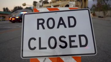 Dikkat bandı ve askeri araçla çevrili 