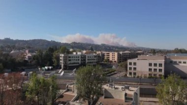 Pasifik Palisades, Los Angeles 'taki bir yangını gösteren İHA görüntüleri. Yoğun duman gökyüzüne yükseliyor, önlerinde kentsel bir alan olan tepelere yayılıyor. 11 Ocak 'ta yakalanan bu video...