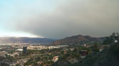 Yumuşak bulutlarla kaplanmış görkemli dağların çarpıcı manzarası, vahşi güzellik ve dram sergiliyor. Pasadena, California 'da çıkan yangından sonra. 8 Ocak 2025. Yüksek kalite 4k görüntü