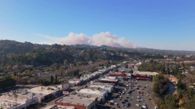 Havadan. 11 Ocak 'ta Los Angeles, Pacific Palisades' te bir yangın dumanı yükseldi. Video, tepeler ve kentsel manzaralarla birlikte doğal bir felaketin dramatik etkisini gözler önüne seriyor.