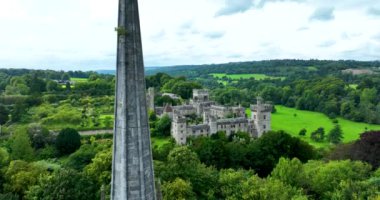 4K 'da yeşil tepelerin ve ağaçların arka planına karşı antik bir kale. Lismore Kalesi ve Knockmealdown Dağları Waterford Ireland 'ın verimli kırsalında Antik Doğu' da. Waterford 'daki Lismore Kalesi