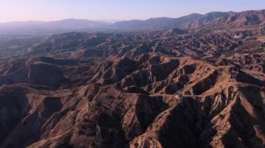 Los Angeles, Kaliforniya 'daki Ebey Kanyonu' nun nefes kesen görüntüsü, altın saat boyunca insansız hava aracıyla çekildi. Engebeli arazi, dolambaçlı yollar ve dramatik tepeler çarpıcı bir doğa yaratıyor.