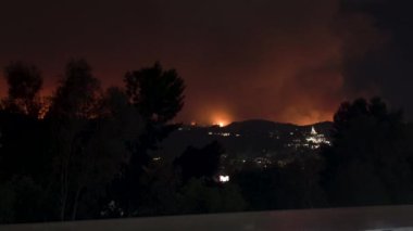 10 Ocak 2025 'te Palisades, Kaliforniya yakınlarındaki tepelerde büyük bir yangın çıktı. Sherman Oaks 'taki bir alışveriş merkezinden çekilen bu dramatik sahne,
