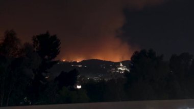 Bu gece, Pasifik Palisades, Kaliforniya 'da 10 Ocak 2025' te Sherman Oaks 'ta görülen yangının düzenli bir görüntüsünü yakaladı. Öndeki otoyol trafiği...