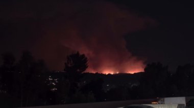 10 Ocak 2025 'te Palisades, Kaliforniya yakınlarındaki tepelerde büyük bir yangın çıktı. Sherman Oaks 'taki bir alışveriş merkezinden çekilen bu dramatik sahne,