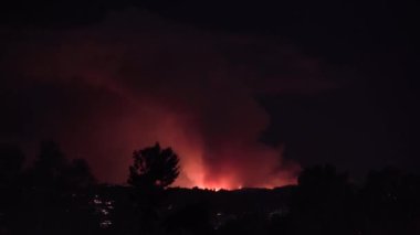 10 Ocak 2025 'te Palisades, Kaliforniya yakınlarındaki tepelerde büyük bir yangın çıktı. Sherman Oaks 'taki bir alışveriş merkezinden çekilen bu dramatik sahne,