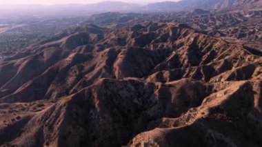 Los Angeles, Kaliforniya 'daki Ebey Kanyonu' nun havadan çekilmiş görüntüleri. Engebeli arazi, dolambaçlı yollar ve çarpıcı tepeler çarpıcı bir doğal manzara yaratır. Bu...