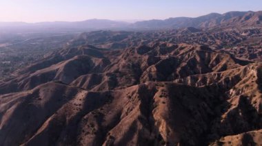 Los Angeles, Kaliforniya 'daki Ebey Kanyonu' nun havadan çekilmiş görüntüleri. Engebeli arazi, dolambaçlı yollar ve çarpıcı tepeler çarpıcı bir doğal manzara yaratır. Bu...