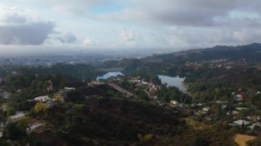Hollywood Hills ve Los Angeles, Kaliforniya 'daki Hollywood Gölü' nün nefes kesen görüntüleri 24 Ekim 2024 'te çekildi. Videoda çarpıcı doğal manzara, dolambaçlı yollar, lüks