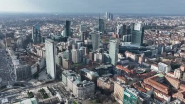 Büyük gökdelenleri olan bir iş bölgesi. İtalyan moda şehrinin modern iş merkezi. Yeni Şehir Mimarı Piazza Gae Aulenti. Milan şehrinin gökyüzü manzarası. İtalya, Milan Yüksek Kalite