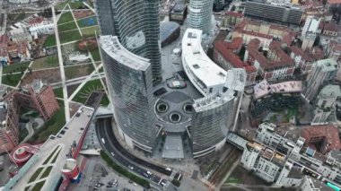 Merkezinde gökdelenler ve süpermarketler olan büyük bir iş merkezi. Unicredit bankasının yüksek kulesi. Çeşmeli meydan. İtalyan moda şehrinin modern iş merkezi. Yeni Şehir
