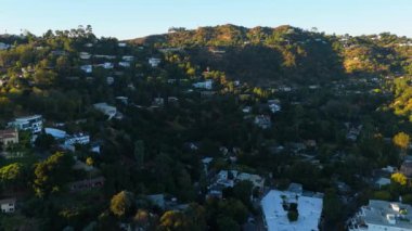 2024 Kasım 'ında Los Angeles' ta çekilen Hollywood Tepelerini gösteren insansız hava aracı görüntüleri kayan yeşil tepeleri, lüks evleri ve sıcak konutları gösteriyor.