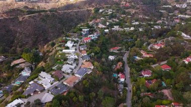 11 Şubat 2025 'te Los Angeles' taki Hollywood Hills 'in çarpıcı hava görüntüleri çekildi. İnsansız hava aracı, dolambaçlı yolları, modern malikaneleri ve bereketli konakları olan lüks bir yerleşim alanını ortaya çıkararak ilerler.