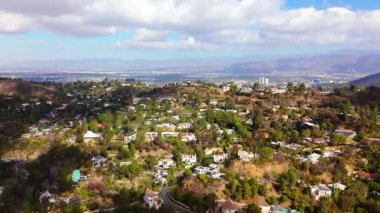 11 Şubat 2025 'te Los Angeles' taki Hollywood Hills 'in çarpıcı hava görüntüleri çekildi. İnsansız hava aracı ileri ve yukarı hareket ediyor. Lüks dağ evlerinin, dolambaçlı yolların nefes kesici manzarasını gözler önüne seriyor.