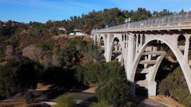 5 Ocak 2025 'te ABD' nin Pasadena kentindeki Colorado Köprüsü 'nü gösteren hava görüntüleri. Bu tarihi yapı, bereketli bir kanyon boyunca uzanan görkemli kemerlere sahiptir.