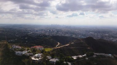 11 Şubat 2025 'te Los Angeles' taki Hollywood Hills 'in çarpıcı hava görüntüleri çekildi. İnsansız hava aracı, lüks dağ evlerinin, dolambaçlı toprak yolların nefes kesen manzarasını gözler önüne sererek ilerliyor.