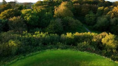 Havadan. Liss Ard Kır Evi 'ndeki Gökyüzü Bahçesi Tepesi' nin atmosferik ve manzaralı görüntüleri. Fedakârlıklar için bir masa. Kelt ayinleri. Arkeolojik kavramlar ve binalar. Liss 'teki Gökyüzü Bahçesi