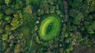 Üstü açık. Liss Ard Kır Evi 'ndeki Gökyüzü Bahçesi Tepesi' nin atmosferik ve manzaralı görüntüleri. Arkeolojik kavramlar ve binalar. Liss Ard Kır Evi 'ndeki Gökyüzü Bahçesi. Russagh, Co.